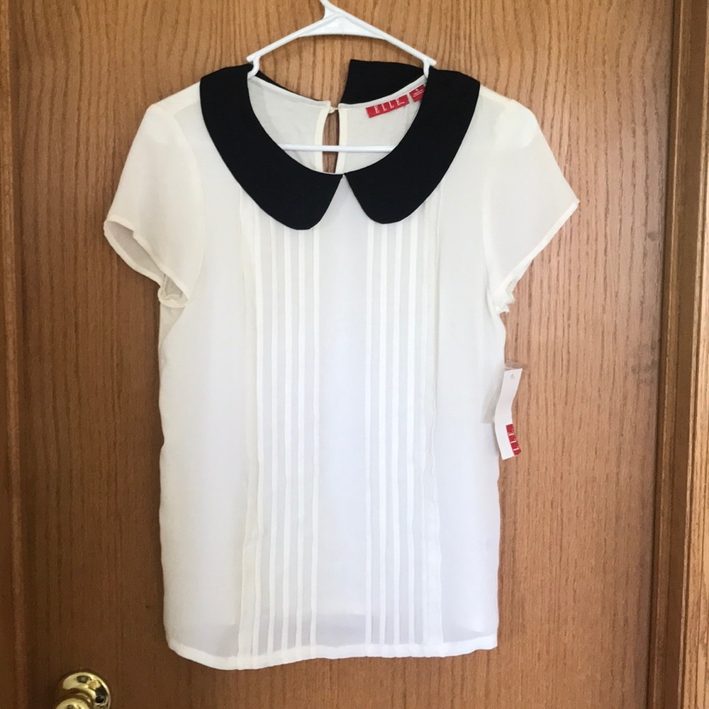 Cute Peter Pan collared blouse.